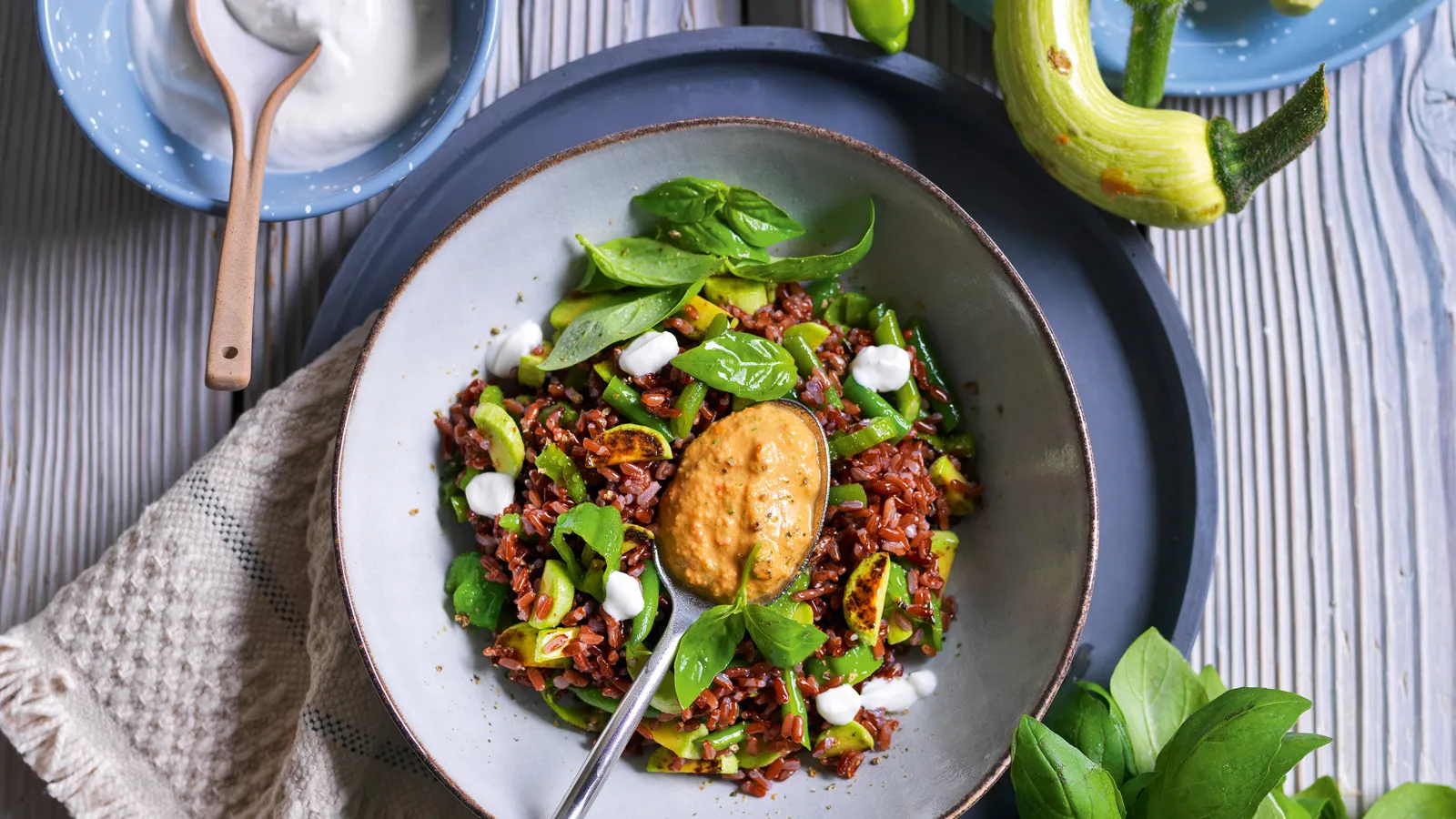 Insalata di riso Ermes con verdure estive, salsa di pomodorini e crema di ricotta