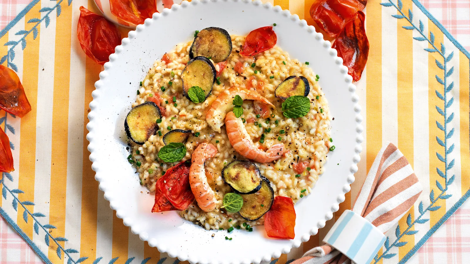 Risotto estivo con melanzana, pomodori e scampi