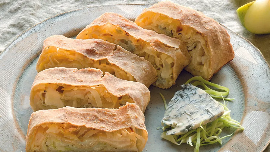 Strudel salato con cappuccio e mela