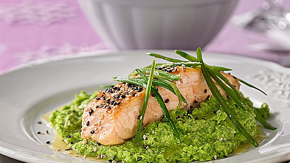 Lachs im Sesammantel auf Erbsenpüree und Zuckerschotenstroh
