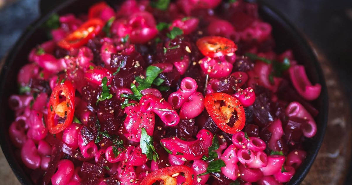 Макарони з буряковим соусом
