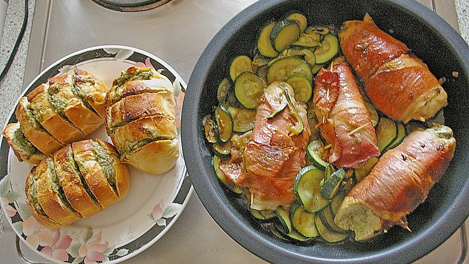 Gefüllte Hähnchenbrust im Schinkenmantel