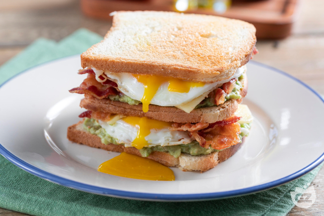Breakfast sandwich canadese