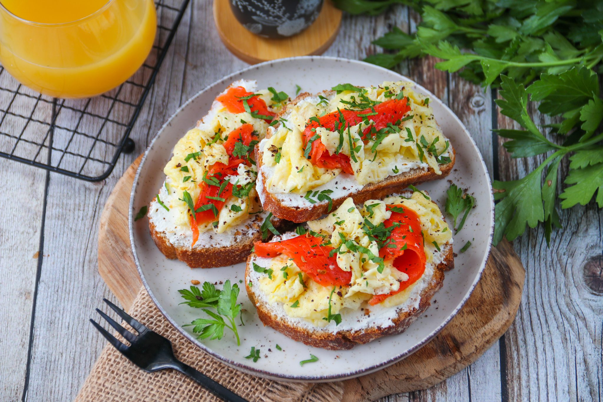 Tartines aux œufs brouillés, fromage frais et saumon