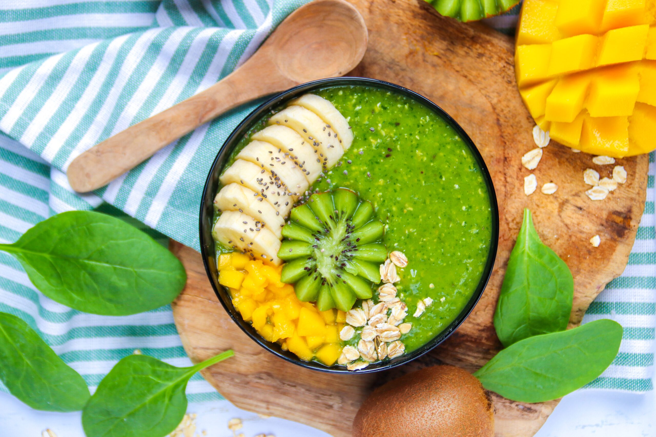 Smoothie bowl vitaminé au kiwi de France, banane et mangue