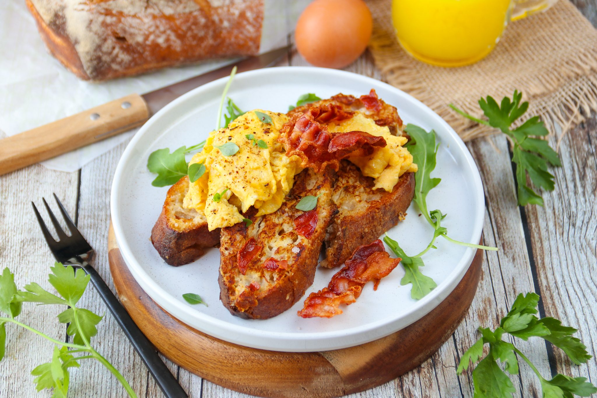Pain perdu salé, oeufs et bacon