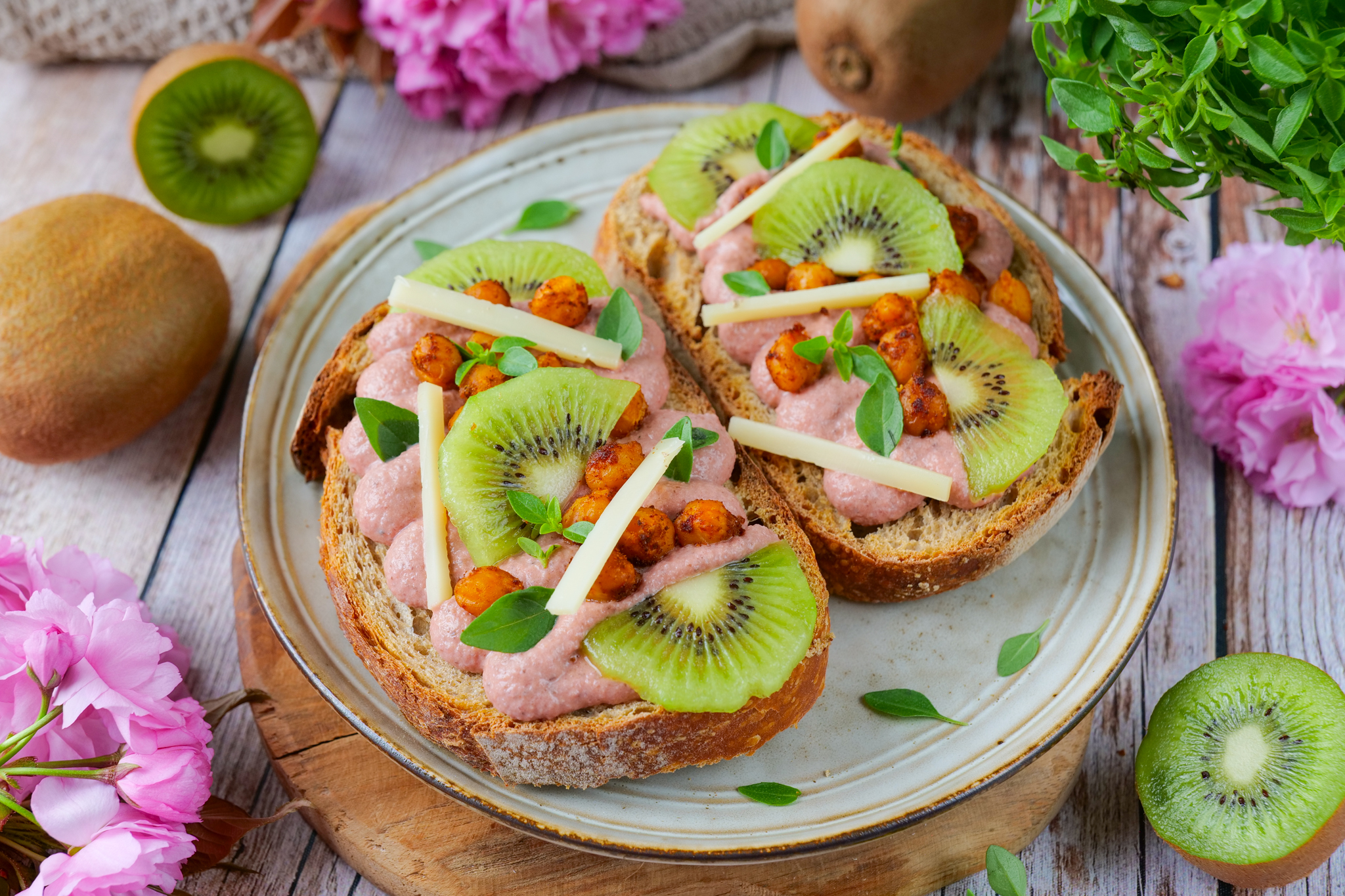 Tartines printanières à la crème de betterave, kiwi de France, Comté et pois chiches rôtis