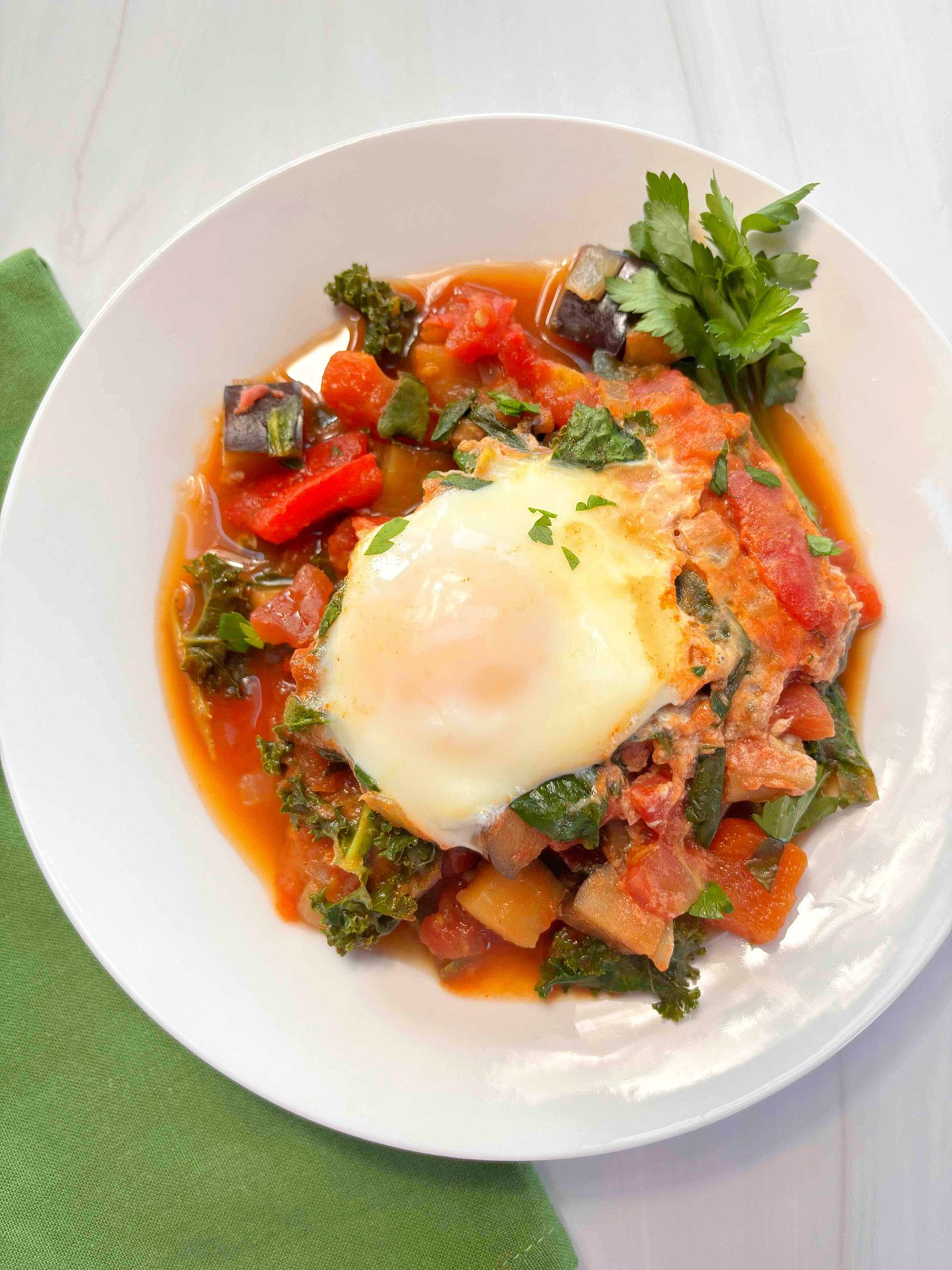 Shakshuka de verduras picantes y pimiento rojo asado
