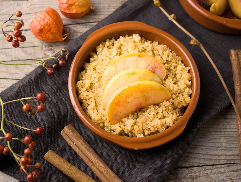 Gachas de avena con manzana, canela y quinoa