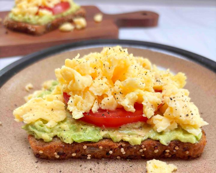 Tostada de aguacate y tomate para el desayuno