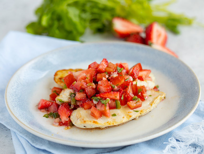 Pollo a la parrilla con salsa de fresa y jalapeño