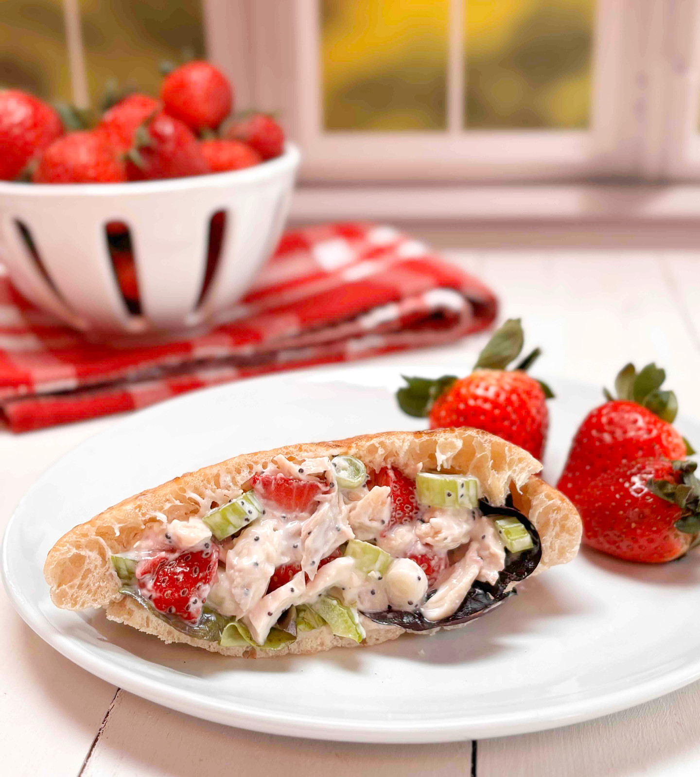Sándwich de ensalada de pollo con fresas