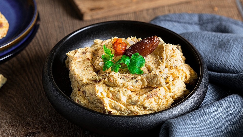 Pikanter Dattel-Frischkäse-Dip