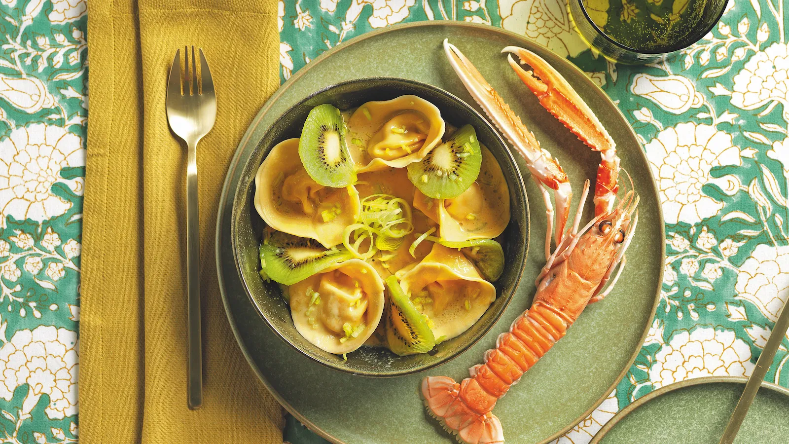 Cappellacci di kiwi e scampi con la bisque