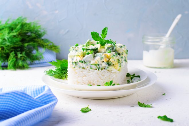 Морський салат з рибою, рисом і яйцями