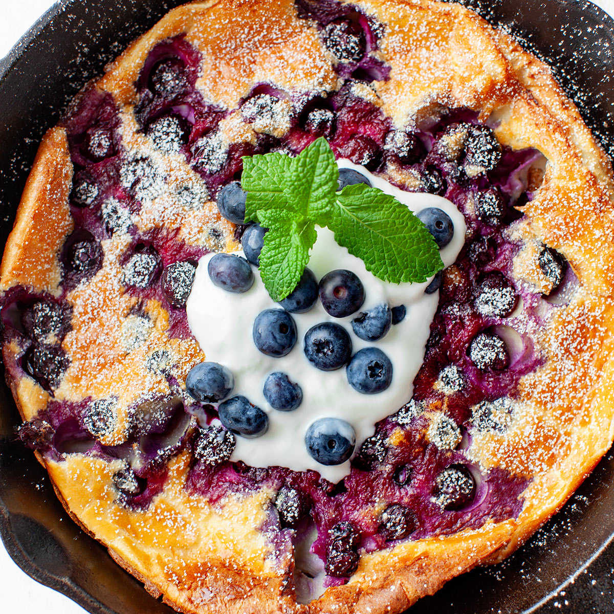 Pieczony naleśnik Dutch Baby w wersji z borówkami amerykańskimi