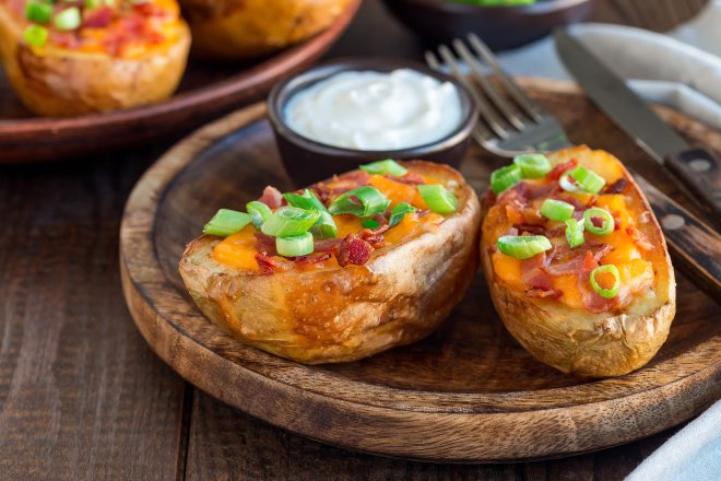 Картопля в кожушках з грибами і ковбасками