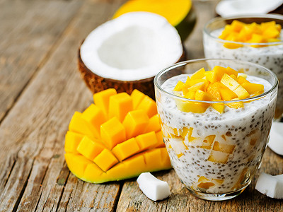 Graines de Chia au lait de coco et mangues