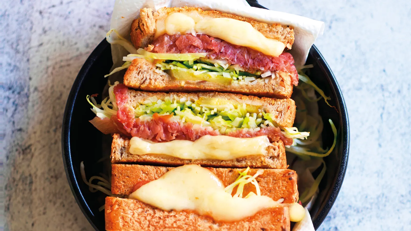 Toast con cavolo cappuccio, carne salada, emmentaler