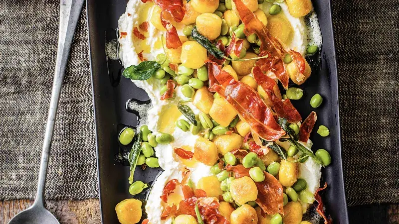 Gnocchi s fazolemi fava, šunkou, ricottou a šalvějí
