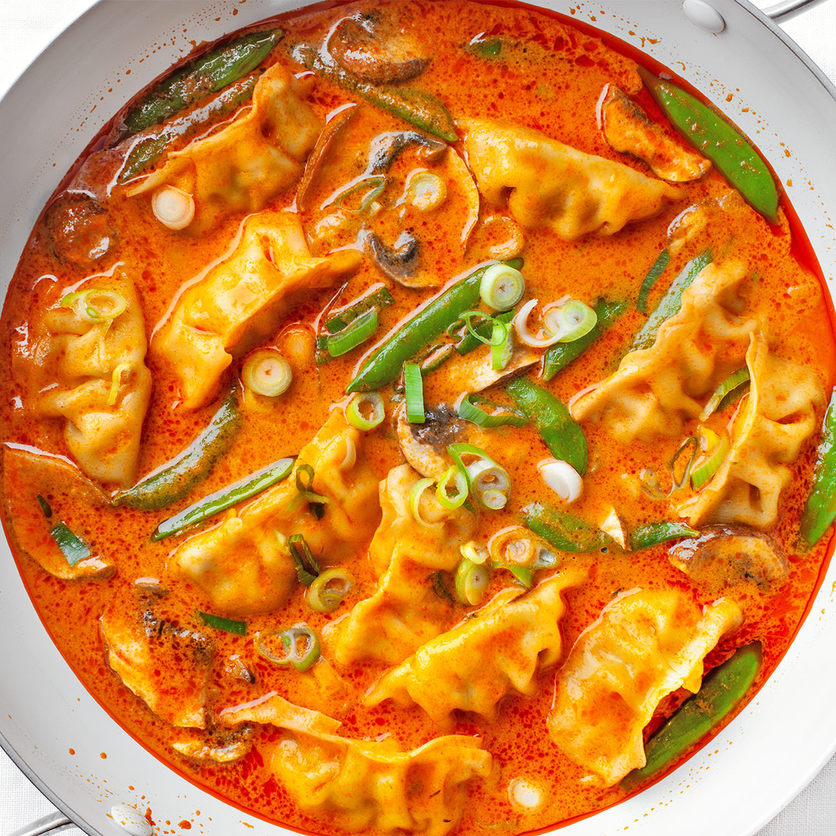 Pierożki gyoza z kurczakiem w sosie curry