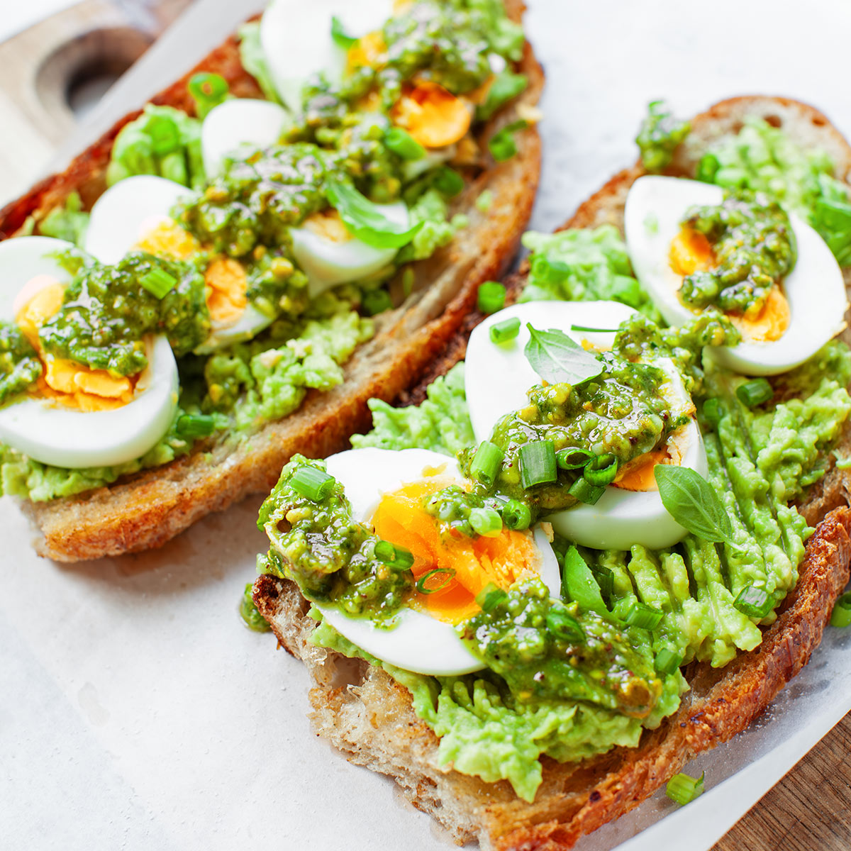 Grzanki z pastą z awokado, jajkiem i pesto z pistacji